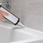 درزگیری اتصال وان و کاشی حمام با تفنگ ماستیک برای جلوگیری از نم