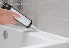 درزگیری اتصال وان و کاشی حمام با تفنگ ماستیک برای جلوگیری از نم