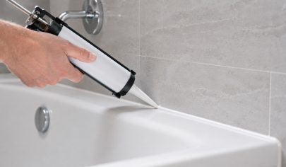درزگیری اتصال وان و کاشی حمام با تفنگ ماستیک برای جلوگیری از نم